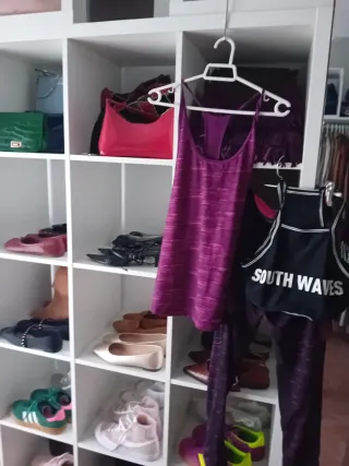 Conjunto deportivo y top morado