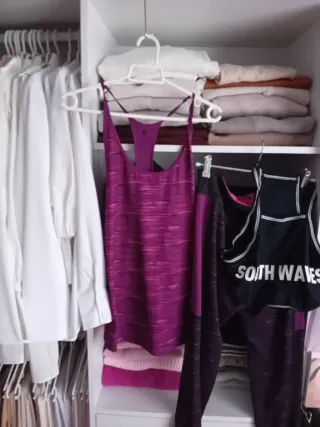 Conjunto deportivo y top morado