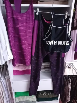 Conjunto deportivo y top morado