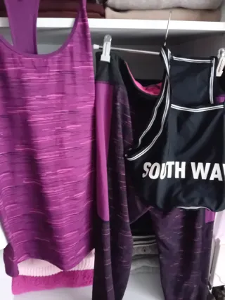 Conjunto deportivo y top morado