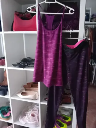 Conjunto deportivo y top morado
