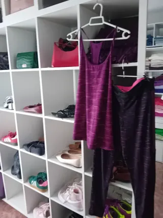 Conjunto deportivo y top morado