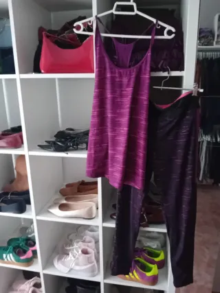 Conjunto deportivo y top morado