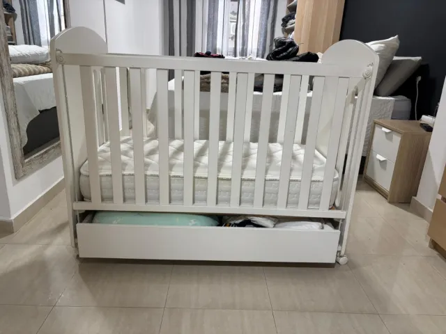 Cuna de bebé blanca con cajón