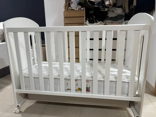 Cuna de bebé blanca con cajón