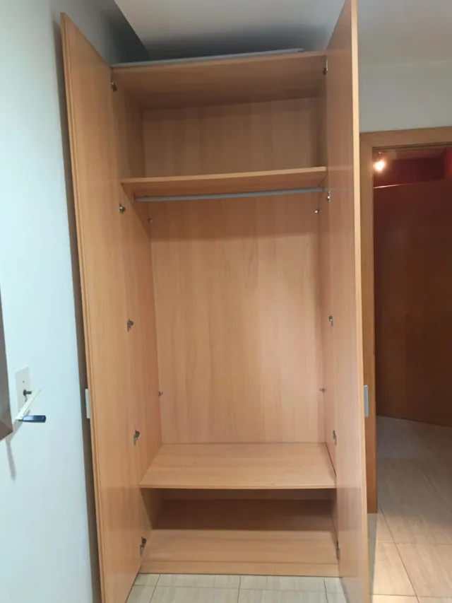 Armario de madera color beige/marrón