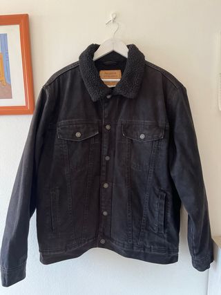 Cazadora vaquera color negro Pull&Bear con borrego