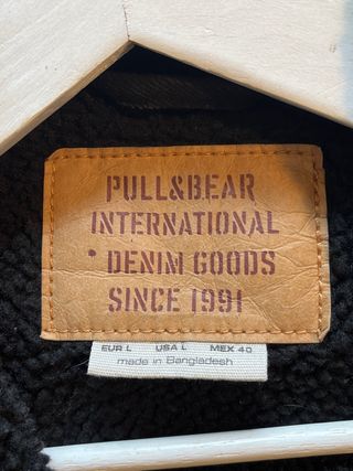 Cazadora vaquera color negro Pull&Bear con borrego