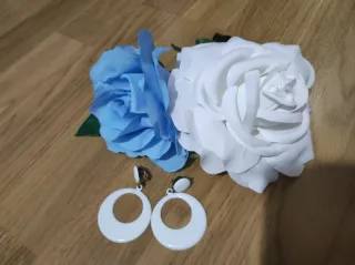 Conjunto flores celeste y blanca + pendientes