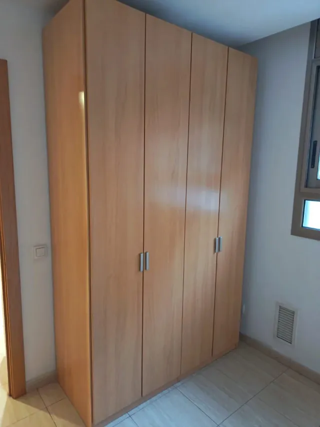 Armario de madera marrón