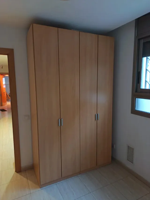 Armario de madera marrón