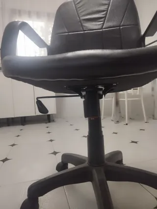 Sillón de oficina ergonómico negro