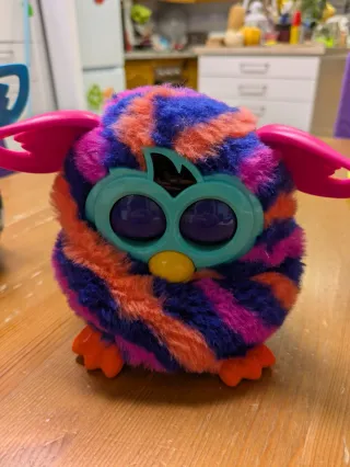 Furby naranja, azul y fucsia