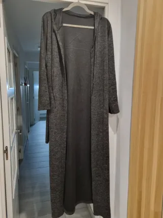 Gabardina larga con capucha y cinturón