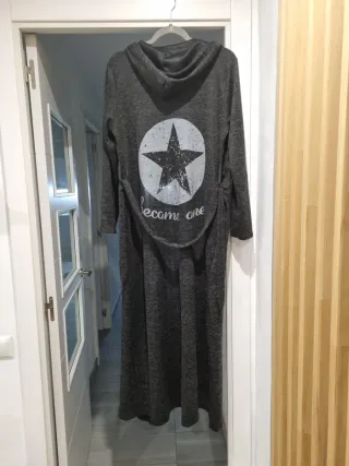 Gabardina larga con capucha y cinturón