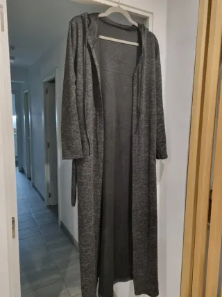 Gabardina larga con capucha y cinturón