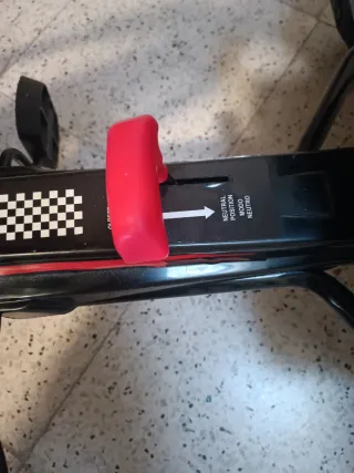 Coche a pedales para niños valorado en 150€.