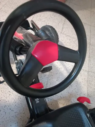 Coche a pedales para niños valorado en 150€.