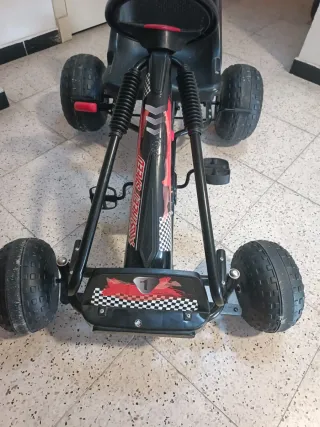 Coche a pedales para niños valorado en 150€.