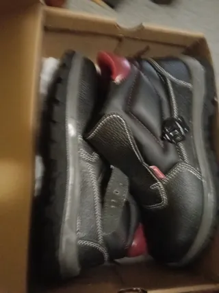 Botas de seguridad negras y rojas nuevas