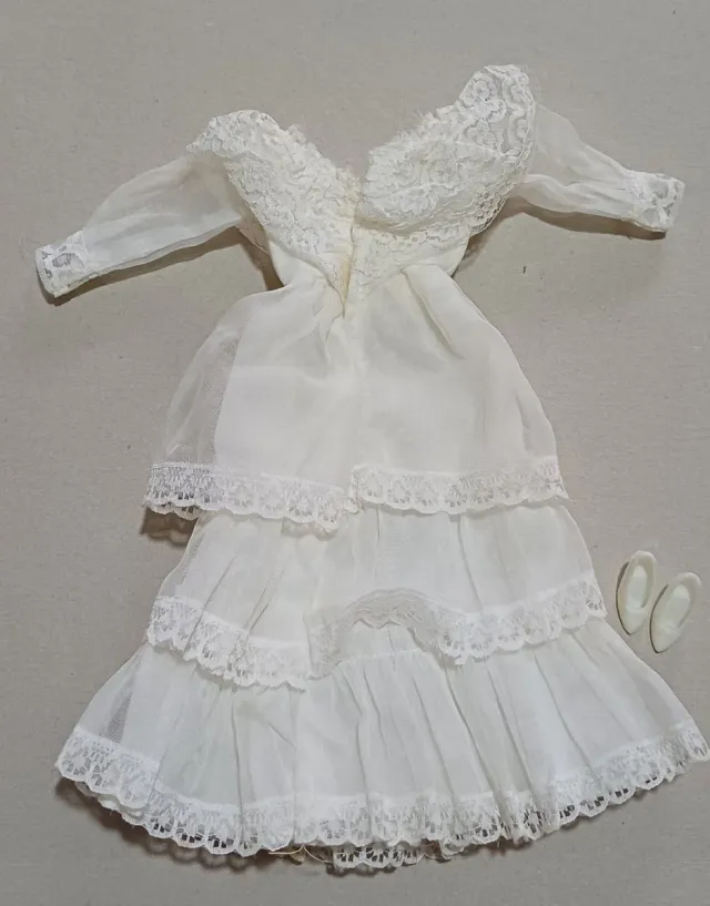 Abito Barbie bianco con pizzo e scarpe
