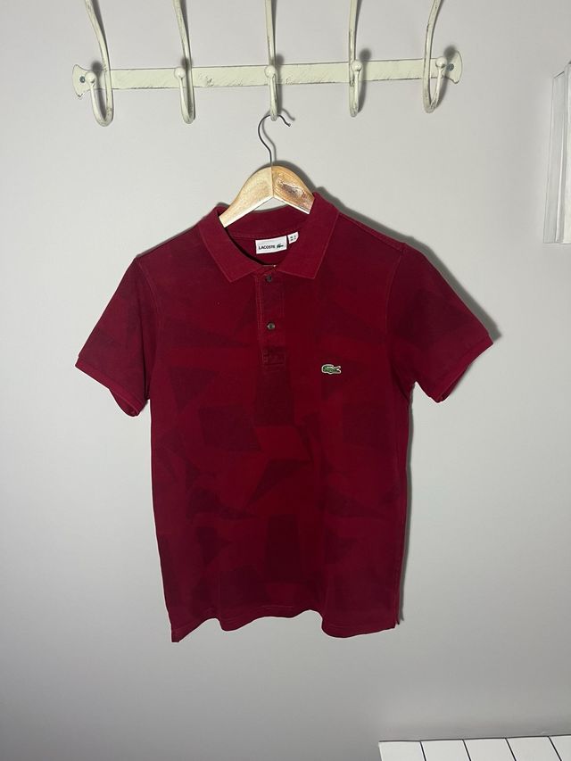 Polo Lacoste rojo con patrón – Talla M