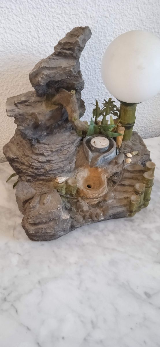 Fuente de agua decorativa con luz