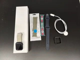 Apple Watch Series 8 45mm + Extras