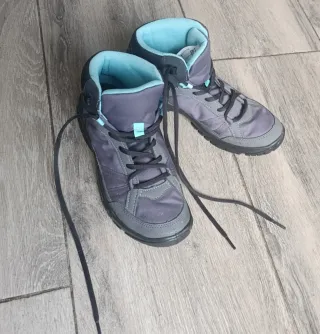 Botas de montaña Quechua grises y turquesa