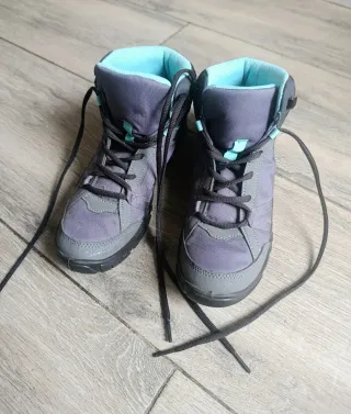 Botas de montaña Quechua grises y turquesa