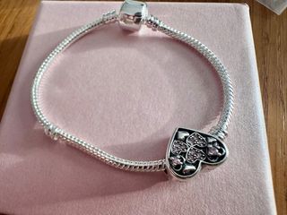 Pulsera estilo Pandora Corazón con pierdras rosas.