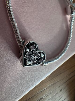 Pulsera estilo Pandora Corazón con pierdras rosas.