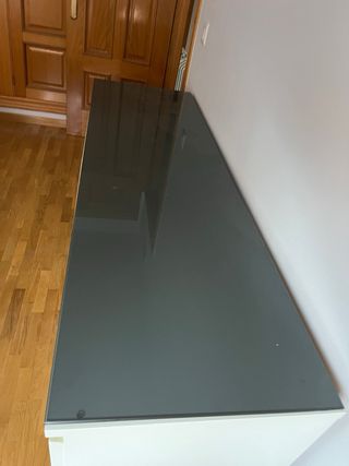 2 Cómodas IKEA blanca con tapa de cristal gris.