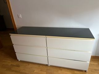 2 Cómodas IKEA blanca con tapa de cristal gris.