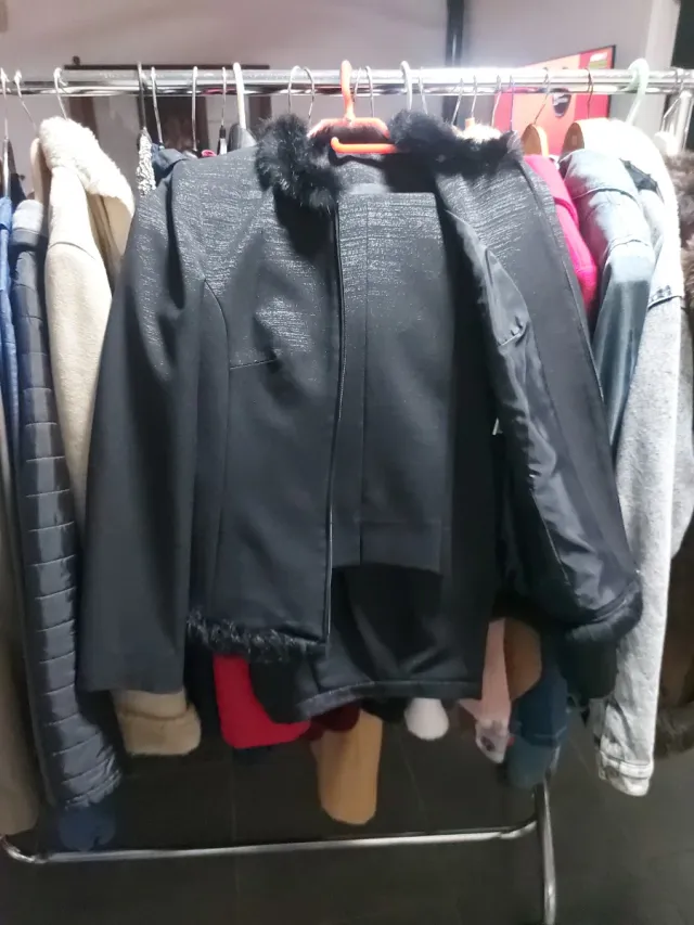 Traje de chaqueta negro con pelo