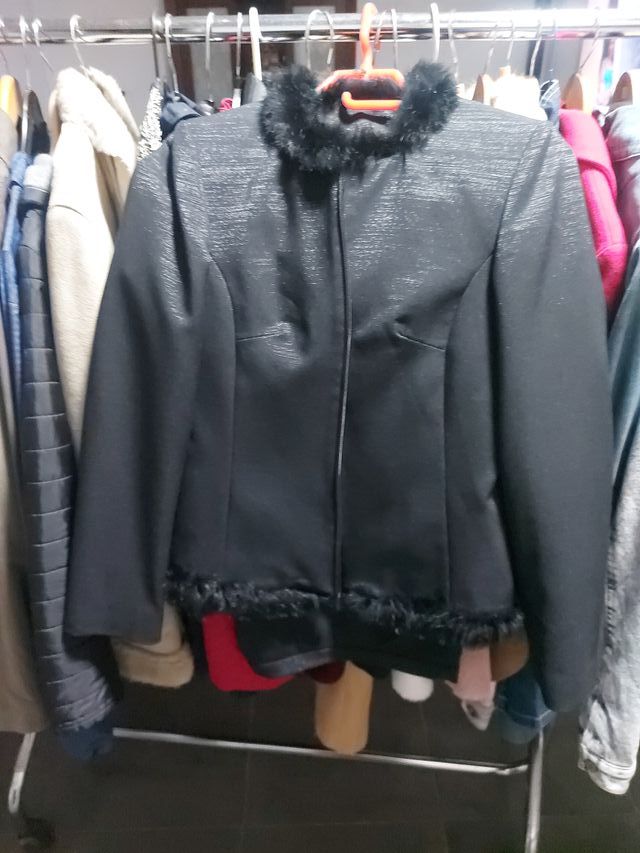 Traje de chaqueta negro con pelo
