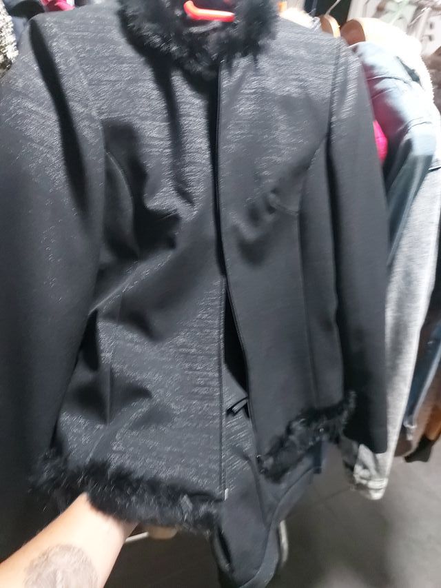 Traje de chaqueta negro con pelo