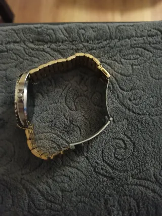 Reloj dorado con pedrería