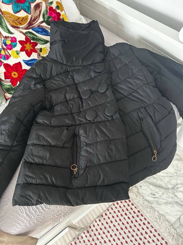 Chaquetón negro acolchado