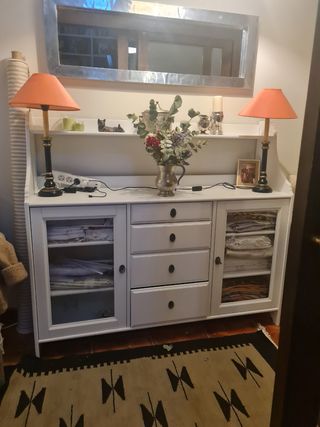 Mueble aparador blanco con puertas de cristal