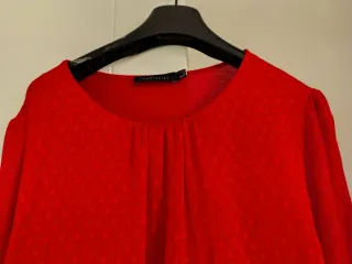 Blusa roja tejido plumeti manga semitransparente