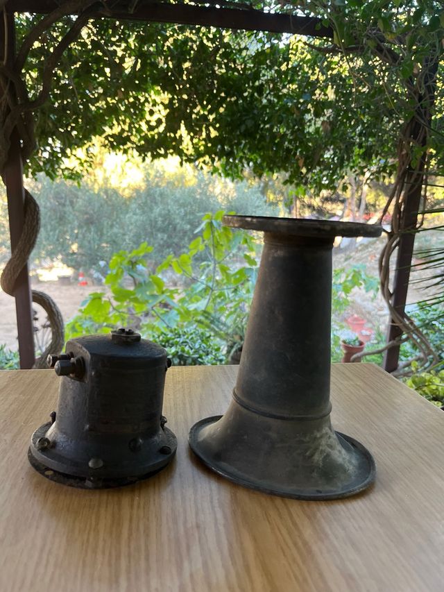 Antigo aparelho de metal para barco