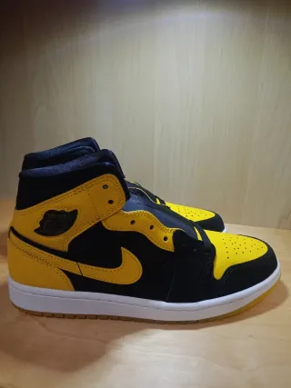 Air Jordan 1 Mid SE Negro Amarillo