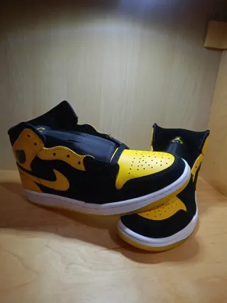 Air Jordan 1 Mid SE Negro Amarillo