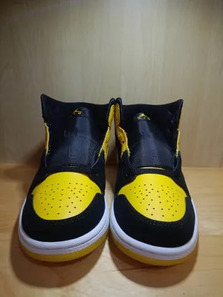 Air Jordan 1 Mid SE Negro Amarillo