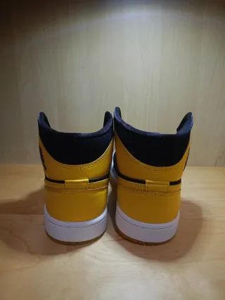Air Jordan 1 Mid SE Negro Amarillo