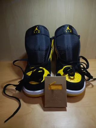 Air Jordan 1 Mid SE Negro Amarillo