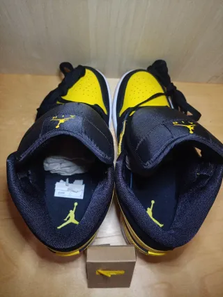 Air Jordan 1 Mid SE Negro Amarillo