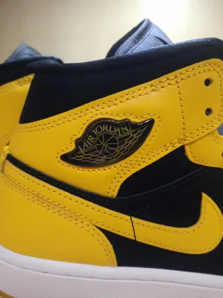 Air Jordan 1 Mid SE Negro Amarillo