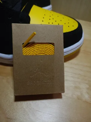 Air Jordan 1 Mid SE Negro Amarillo